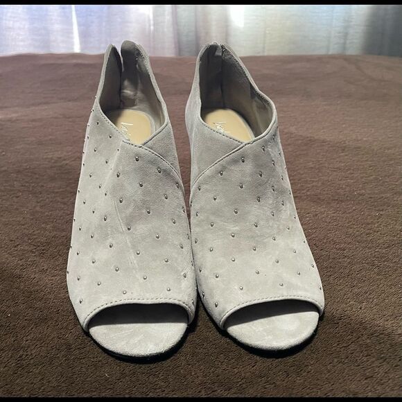 LORD & Taylor grey Genevive peep toe ankle booties size 7 M like new - Picture 3 of 11
